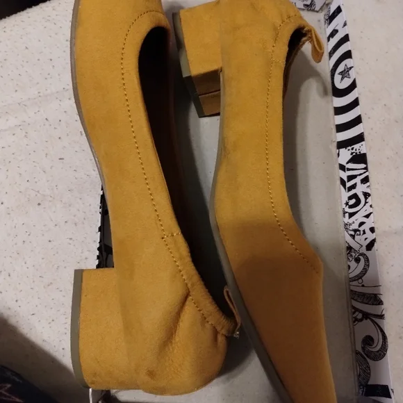 Shoes - Picture 3 of 8